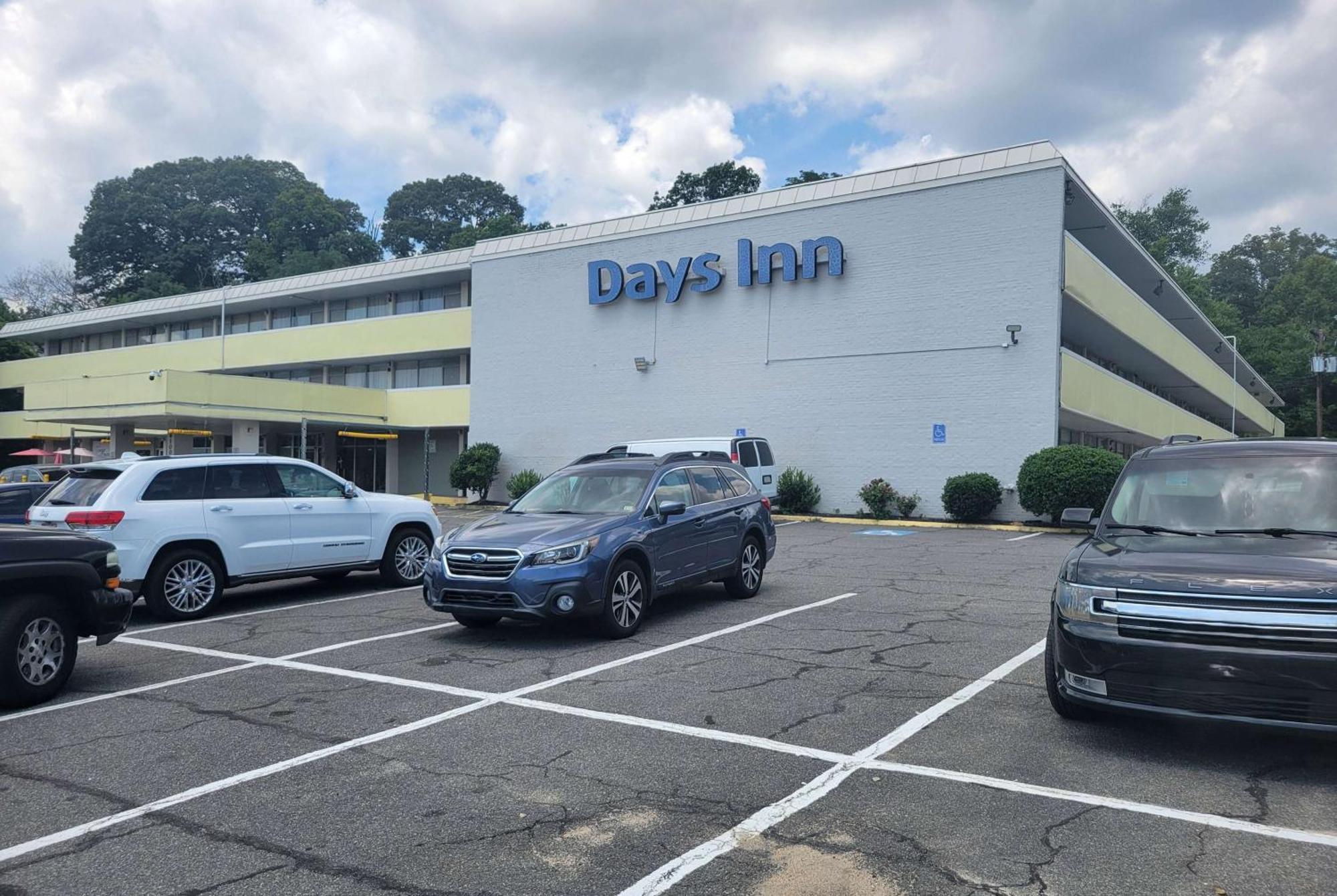 Where to Stay Near Jefferson Manor Park: 4 Budget Hotels