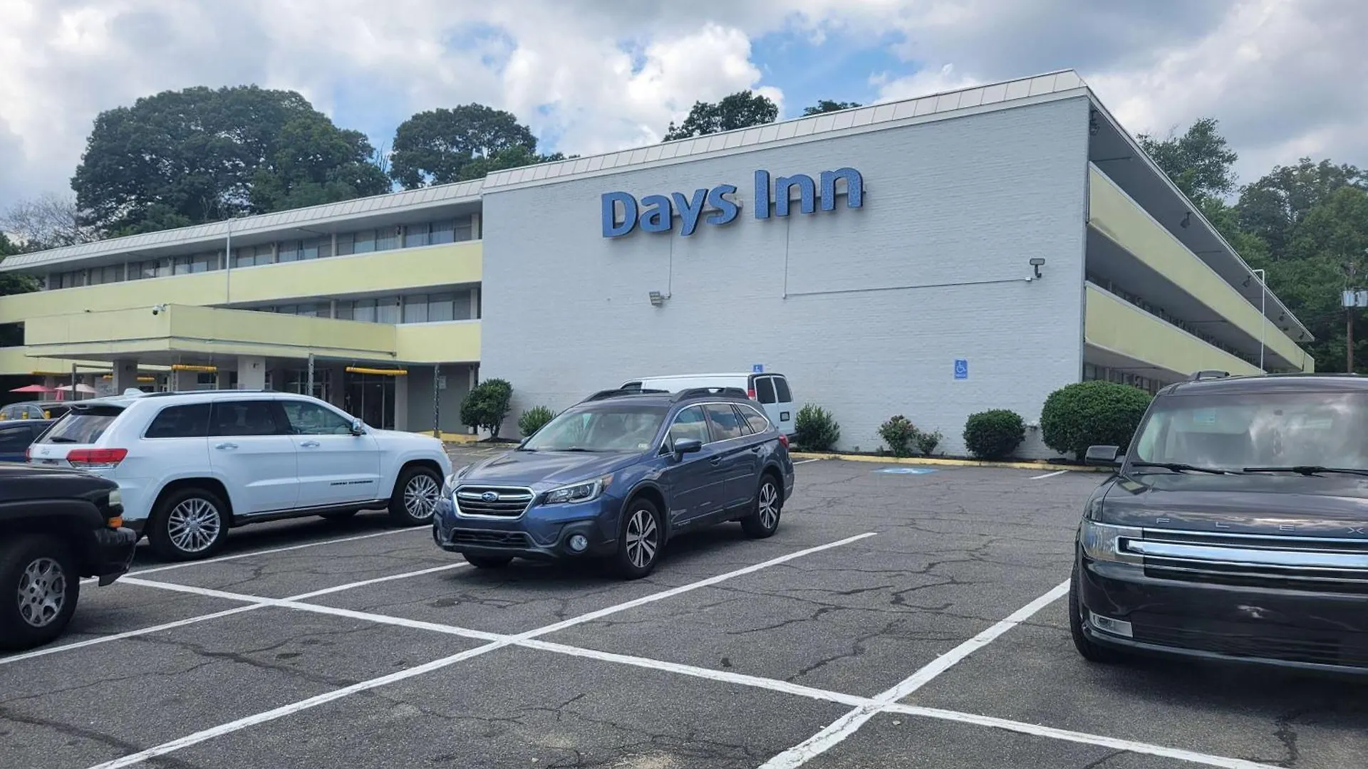 Where to Stay Near Jefferson Manor Park: 4 Budget Hotels