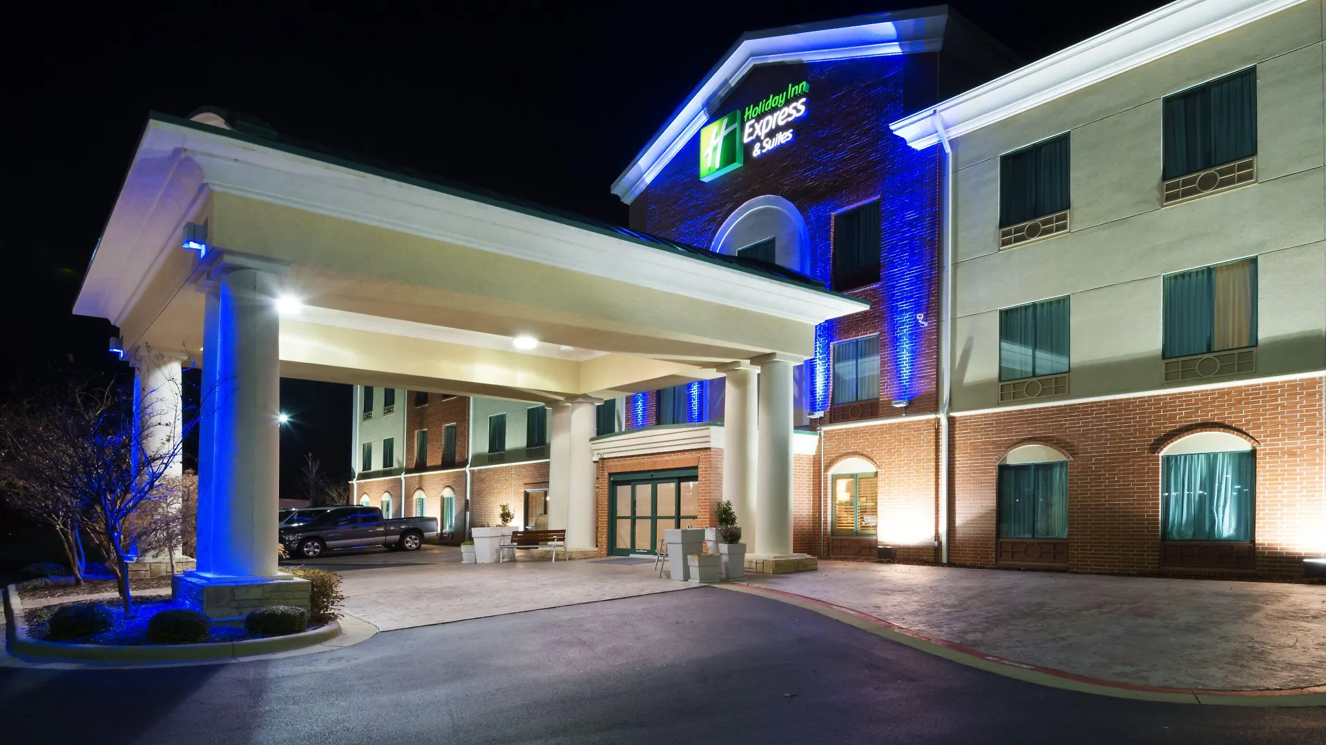 4 Business Hotels Near Barton Coliseum That Deliver on Practicality